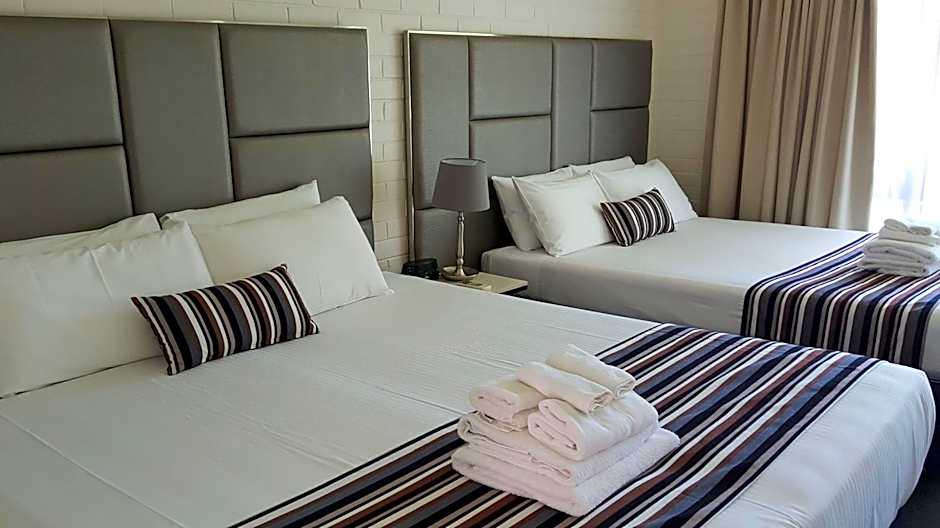 Hibiscus Lakeside Motel