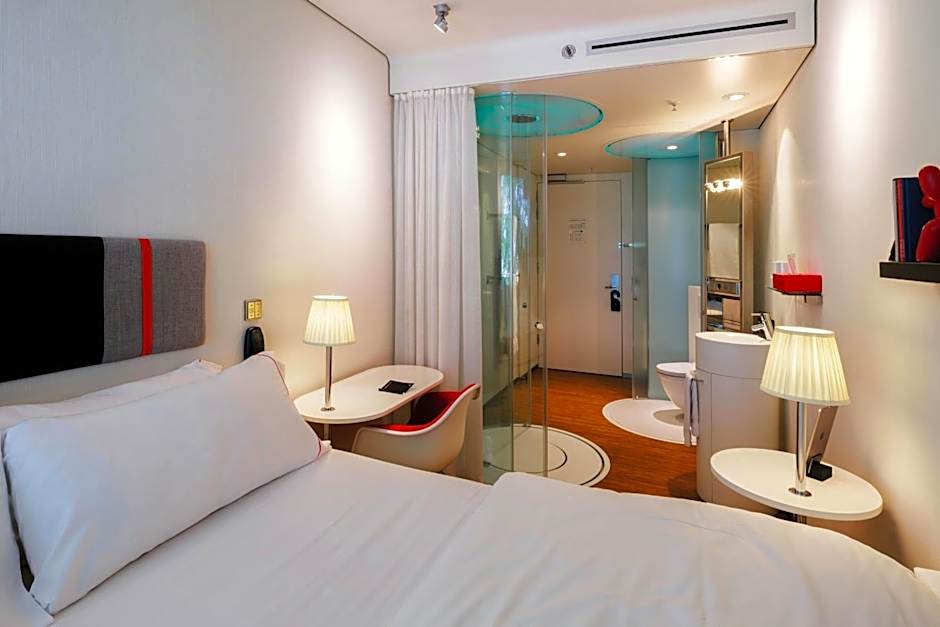 citizenM Schiphol Airport