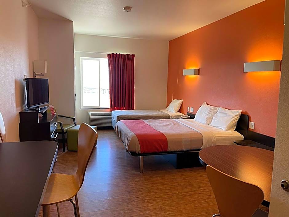 Photo 1 of 1 of Studio with One Single Bed, Tub with Grab Bars and Kitchenette - Mobility Accessible/Non-Smoking