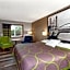Super 8 by Wyndham Green Bay Near Stadium