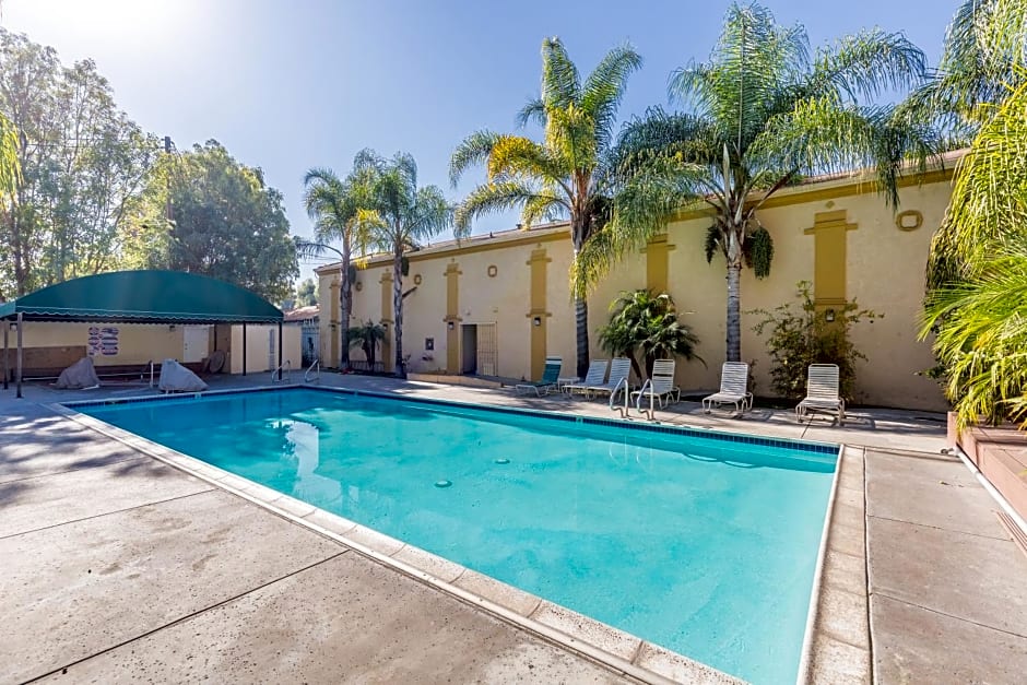 Colonial Pool & Spa Motel