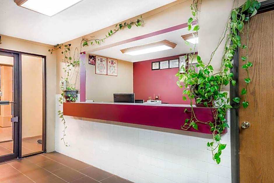 Super 8 by Wyndham Paris IL