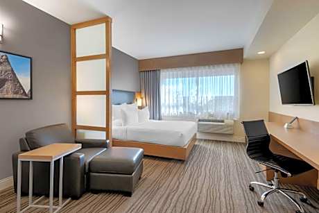 Queen Room with Kitchenette and Shower - Non-Smoking