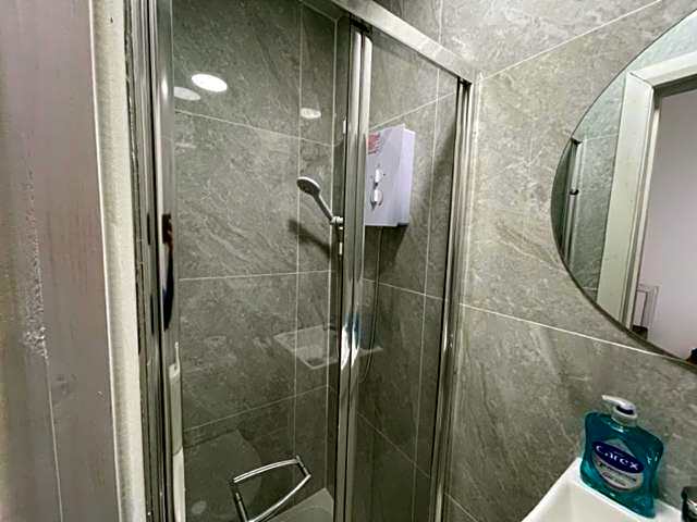 London Budget Bliss, London W12, white city, shepherd's bush market