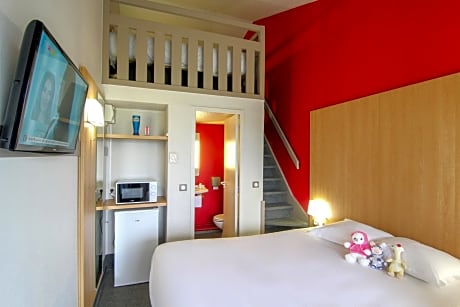Quadruple Room with One Double Bed and Two Single Beds