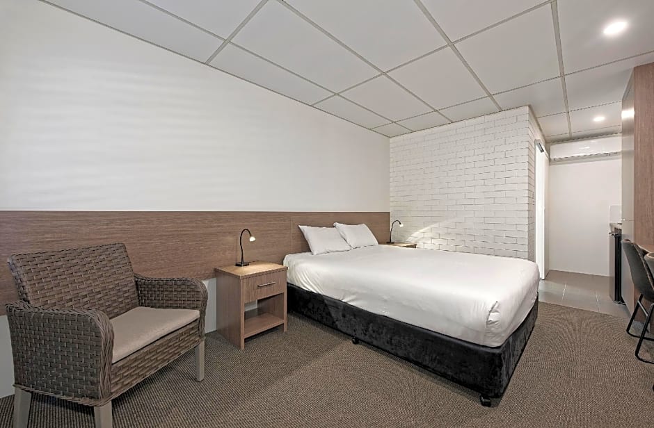Photo 1 of 7 of 1 Queen Bed