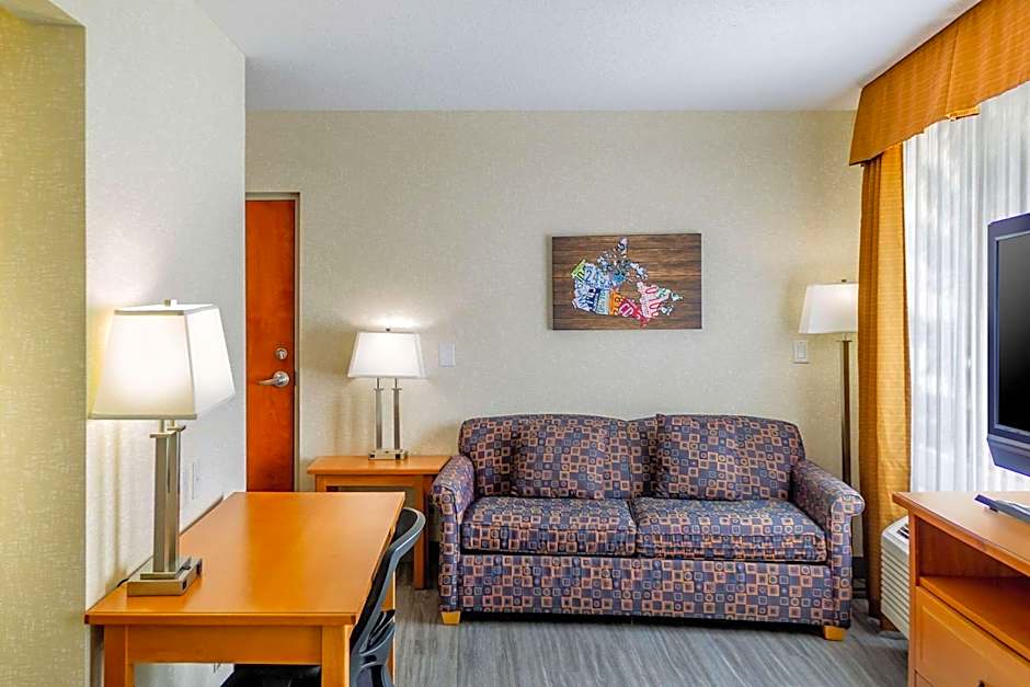 Econo Lodge Inn & Suites University