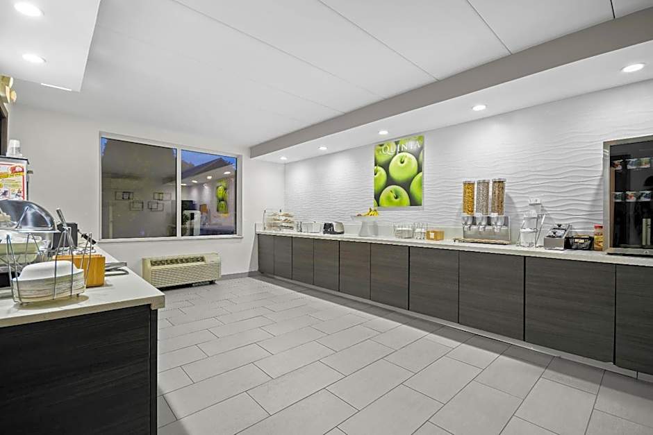 La Quinta Inn & Suites by Wyndham Sturbridge