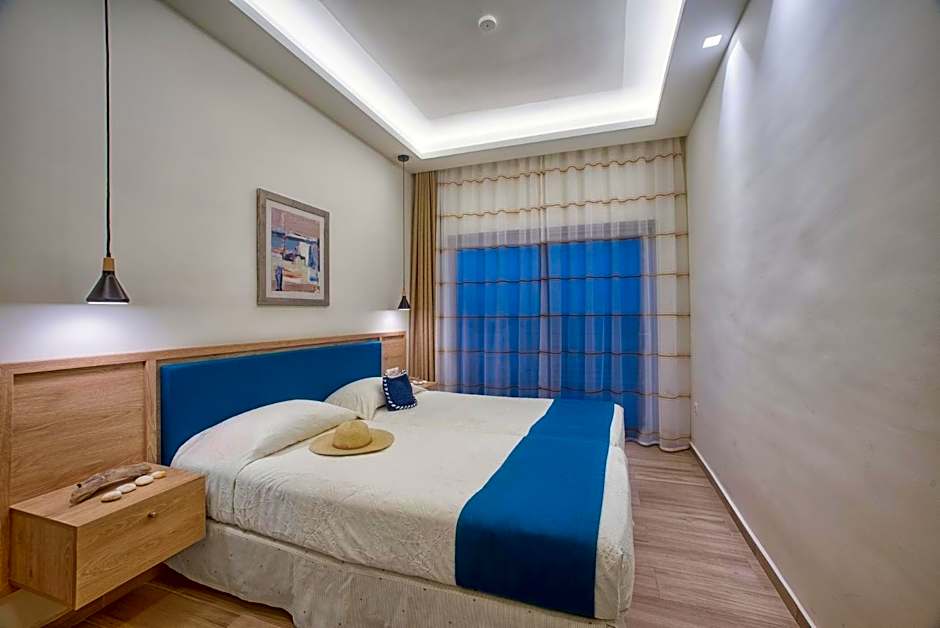 Cavos Bay Hotel & Studios