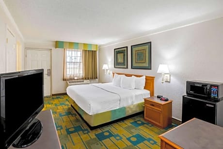 King Room with Bath Tub - Mobility/Hearing Accessible - Non-Smoking