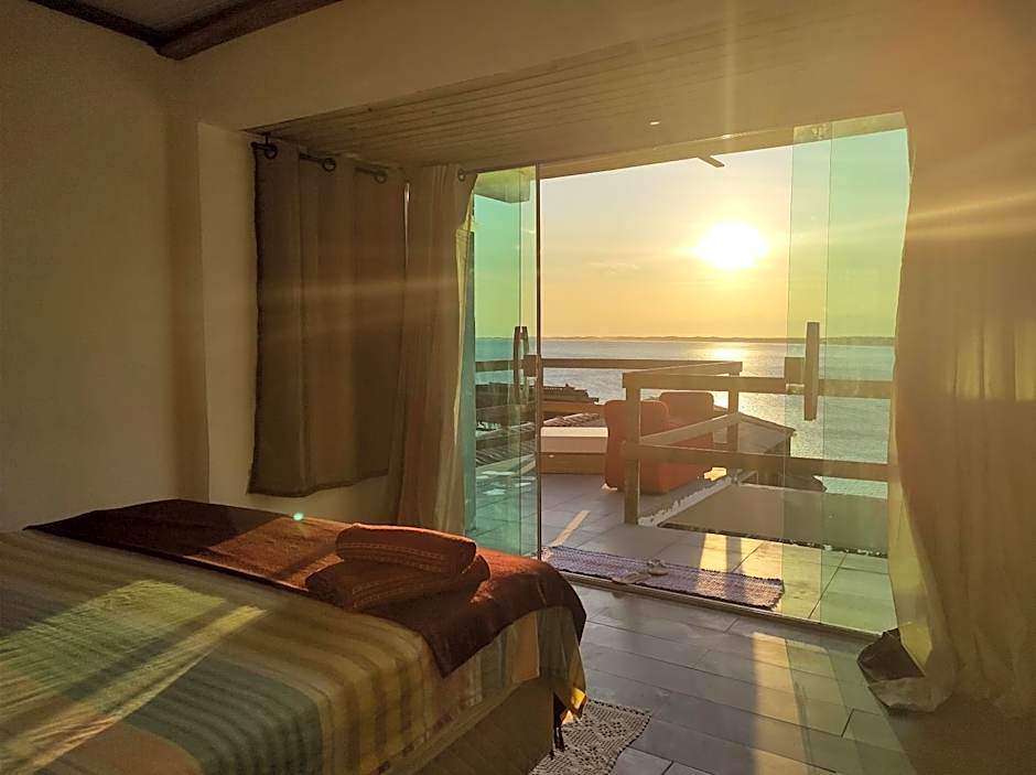 Pousada Marambaia Café - Praiana, econômica, Com café da manhã, piscina e hidromassagem ao ar livre - Frente para o mar