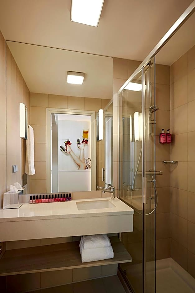 Moxy by Marriott Frankfurt Airport