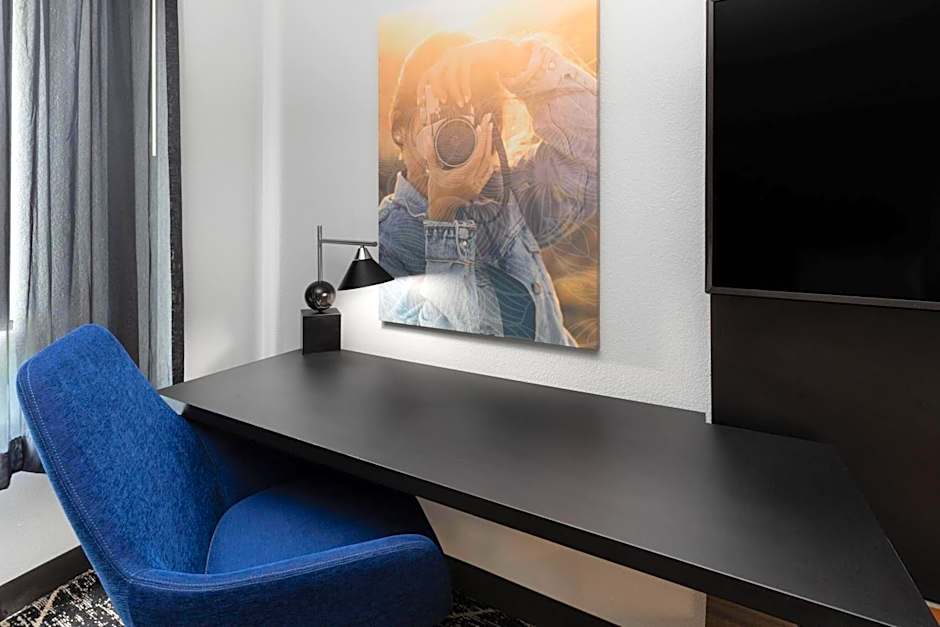 La Quinta Inn & Suites by Wyndham Houston Bush Iah South