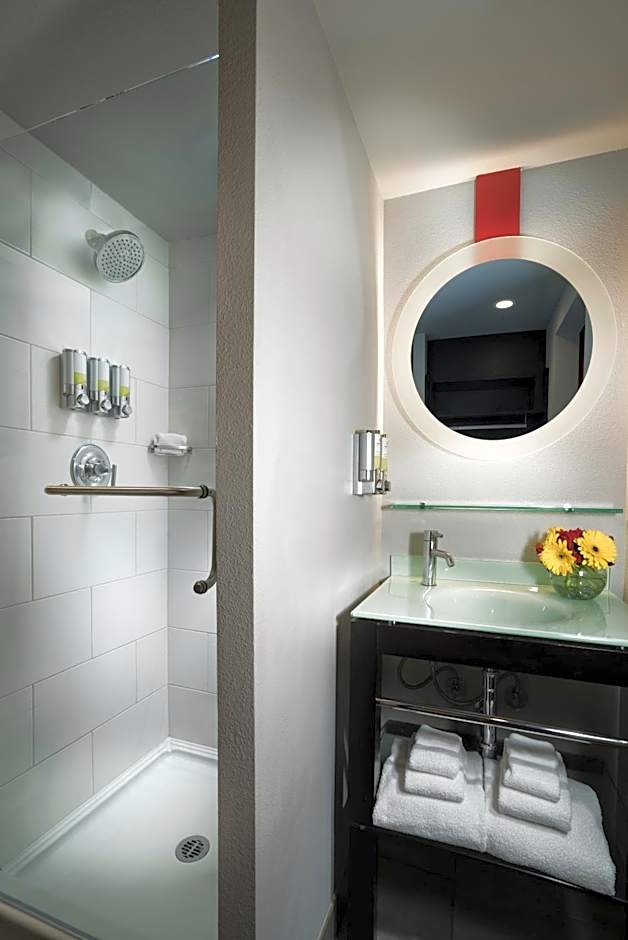 Staypineapple At Hotel Five