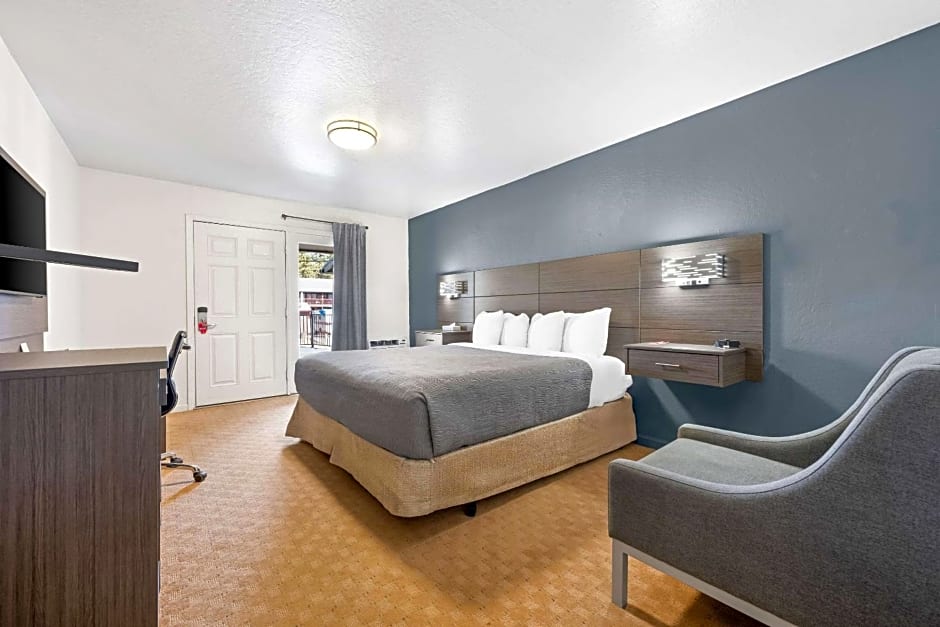Econo Lodge Inn & Suites Heavenly Village Area
