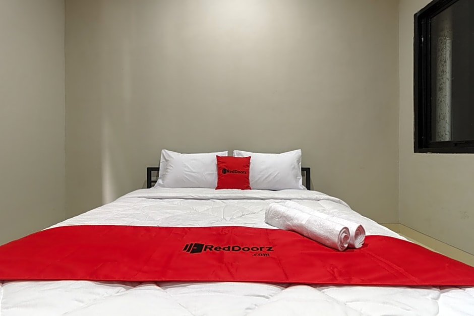 RedDoorz near Puri Indah Mall
