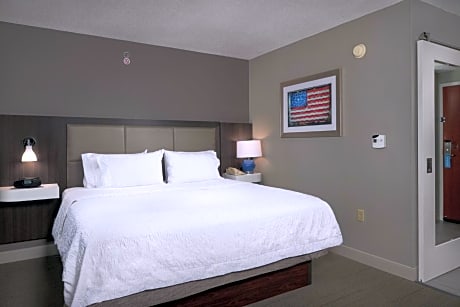  1 KING BED STUDIO SUITE NONSMOKING - HDTV/FREE WI-FI/SITTING AREA/ - WET BAR/WORK AREA/HOT BREAKFAST INCLUDED -