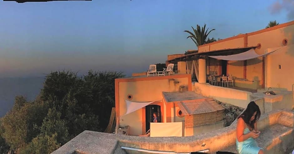 Alicudi Giardino dei Carrubi- al gradino 365