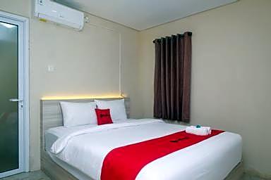 RedDoorz Plus near RS JIH Solo