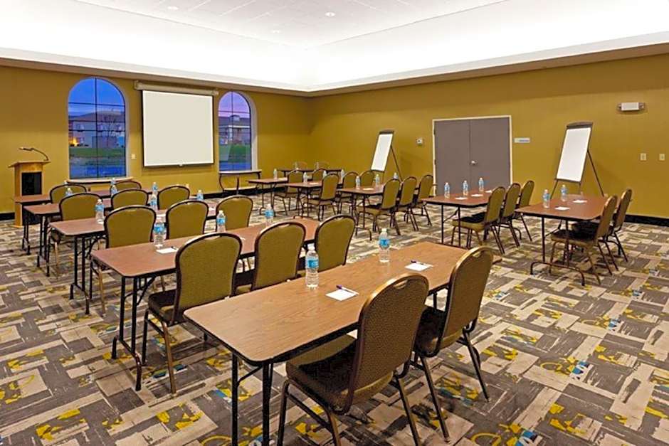 Holiday Inn Express and Suites Batavia By IHG