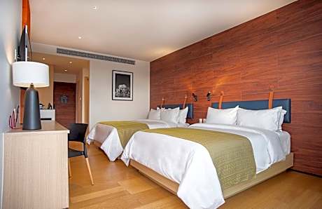 Standard Queen Room with Two Queen Beds - Mid Floor