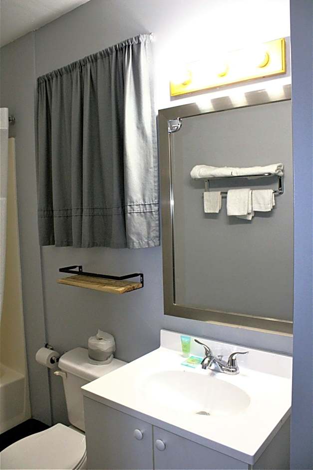 Hometowne Inn & Suites