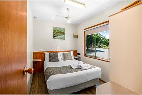 Deluxe Family Cabin sleeps 4