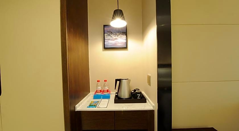 ZMAX Hotel Guangzhou Railway Station Sanyuanli  Metro Station