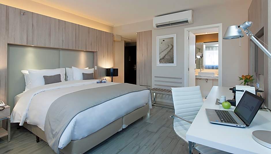 Photo 1 of 2 of 1 Queen Bed, Accessible
