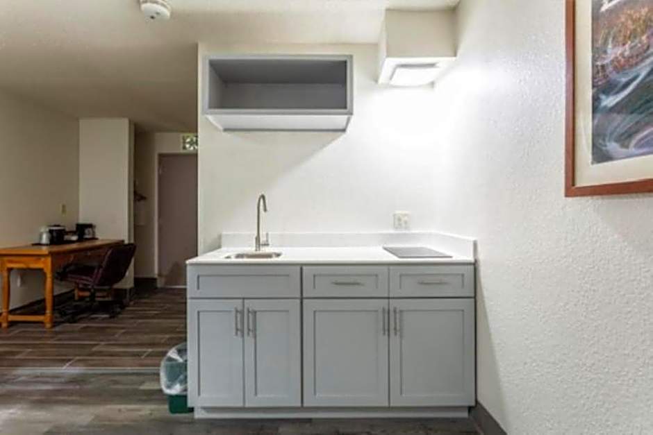 Lancaster Inn & Suites