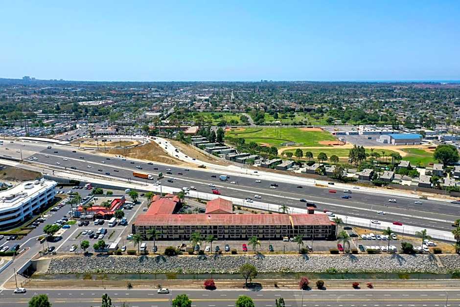 La Quinta Inn by Wyndham Costa Mesa / Newport Beach