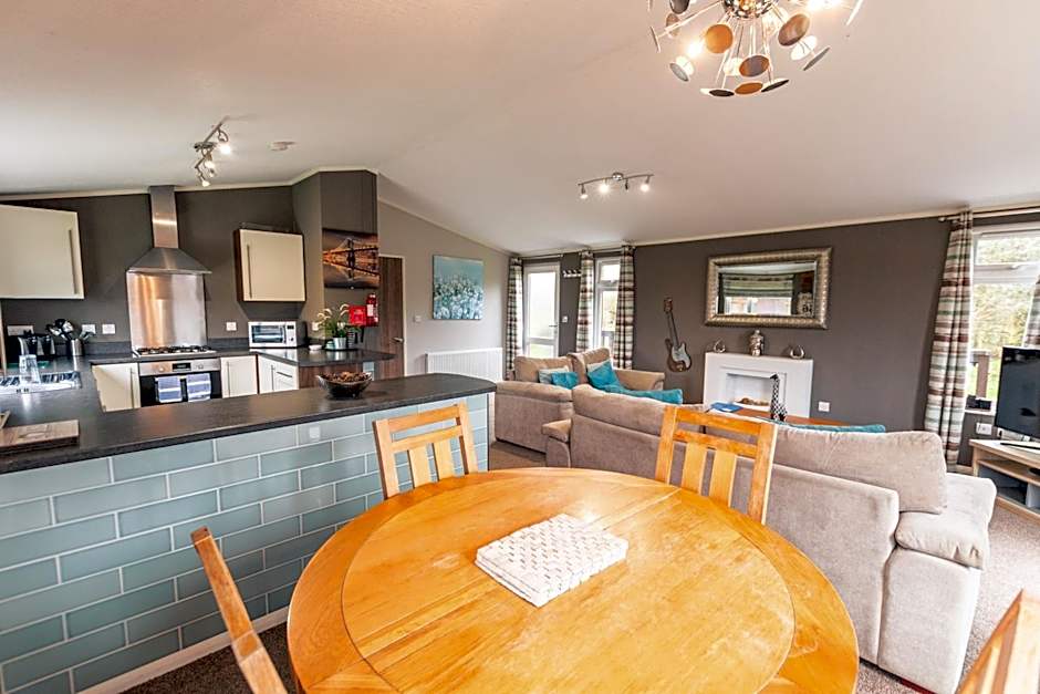 Kingfisher Lodge with Hot Tub