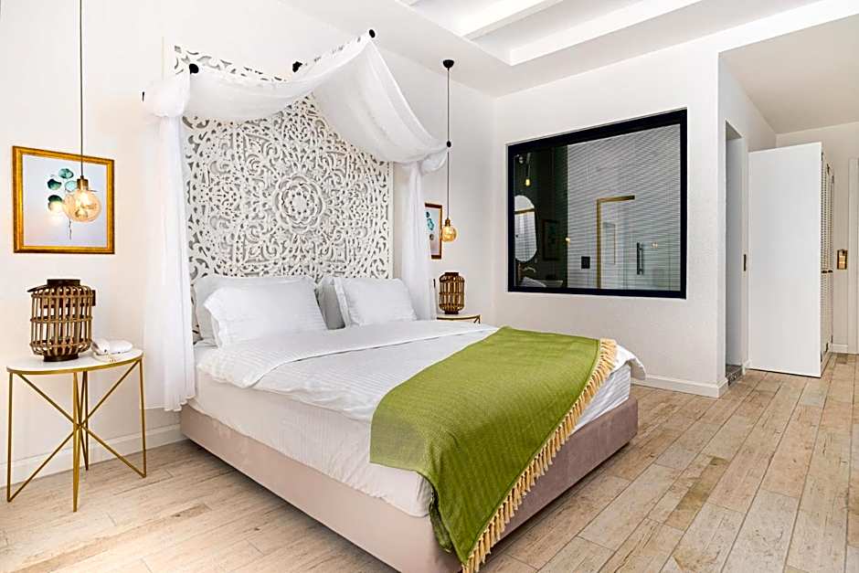 Photo 1 of 4 of 1 King Bed, Mountain View