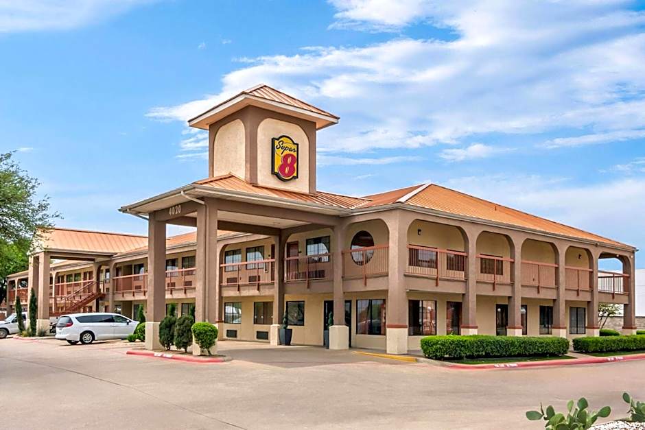 Super 8 by Wyndham Grand Prairie Southwest