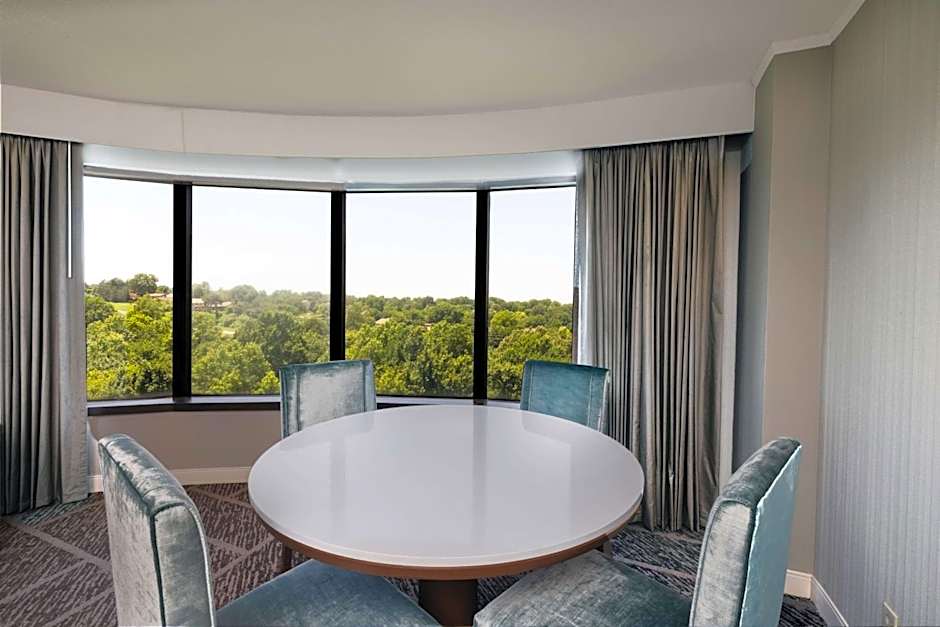 DoubleTree By Hilton Hotel Tulsa At Warren Place