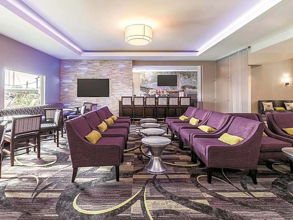 La Quinta Inn & Suites by Wyndham Arlington North Six Flags Drive