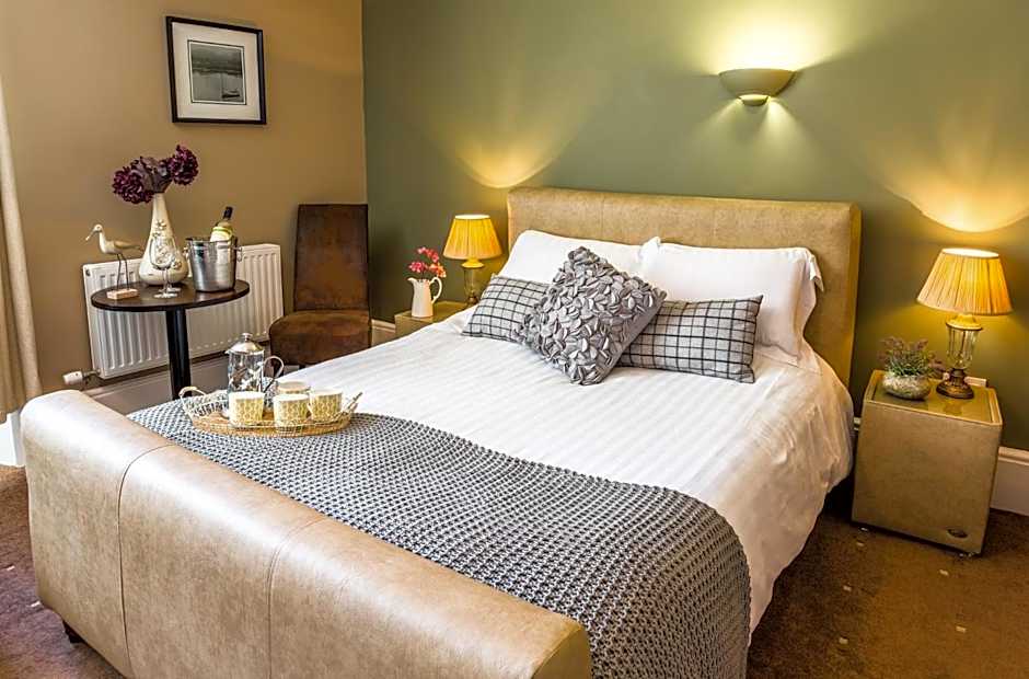 The Lounge Hotel & Bar