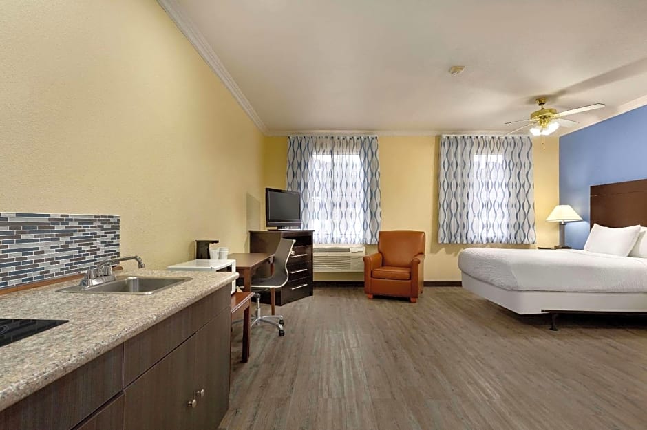 Days Inn & Suites by Wyndham Ft. Worth DFW Airport South