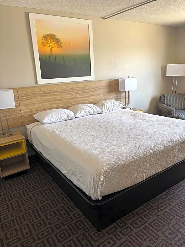 Days Inn by Wyndham West Branch Iowa City Area