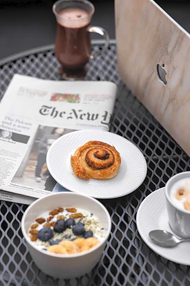 Amsterdam Canal Hotel