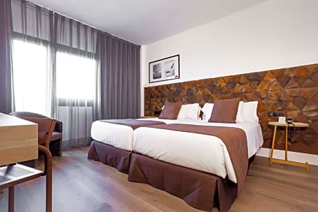 1 Double Bed Non-Smoking Standard Room Safe Wi-Fi Air-Conditioned Coffee And Tea Maker
