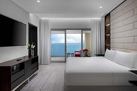 Oceanfront Master King Suite