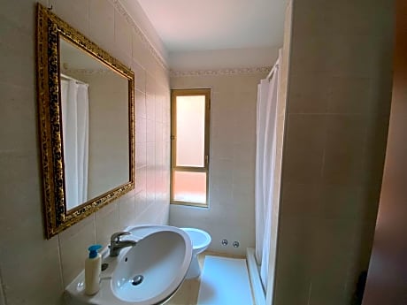 Basic Single Room with Shared Bathroom