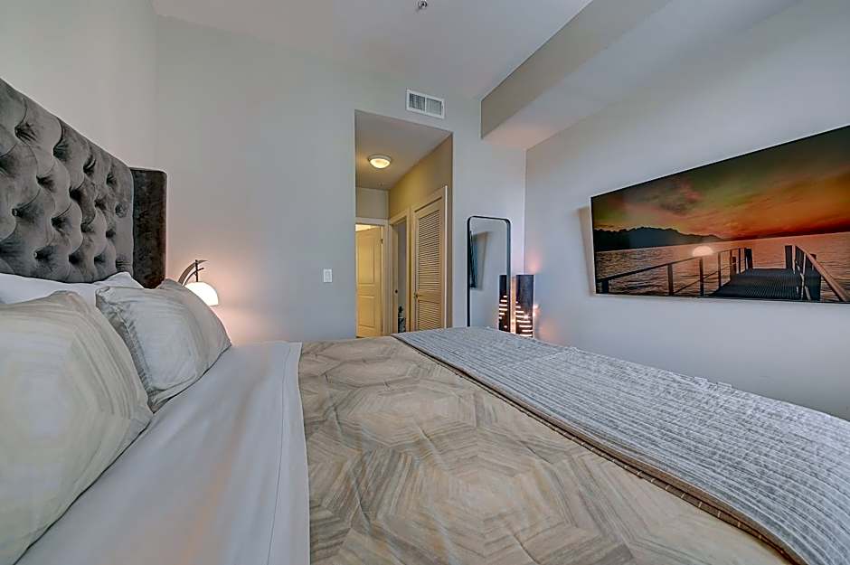 Penthouse One Bedroom Garden View Condo by UCLA