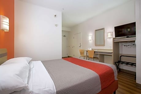 1 Queen Bed |