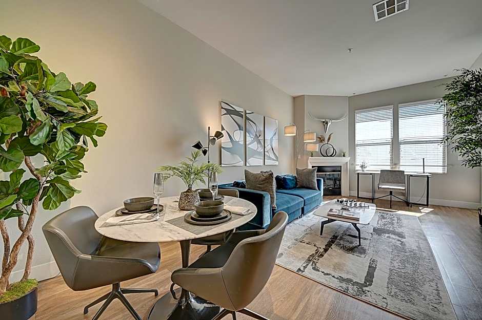 Penthouse One Bedroom Garden View Condo by UCLA