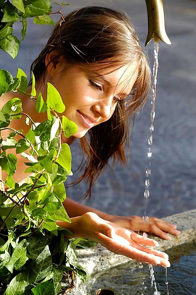 KRONE eat drink stay