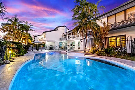 Noosa Boutique Apartments & Elkhorn Villas