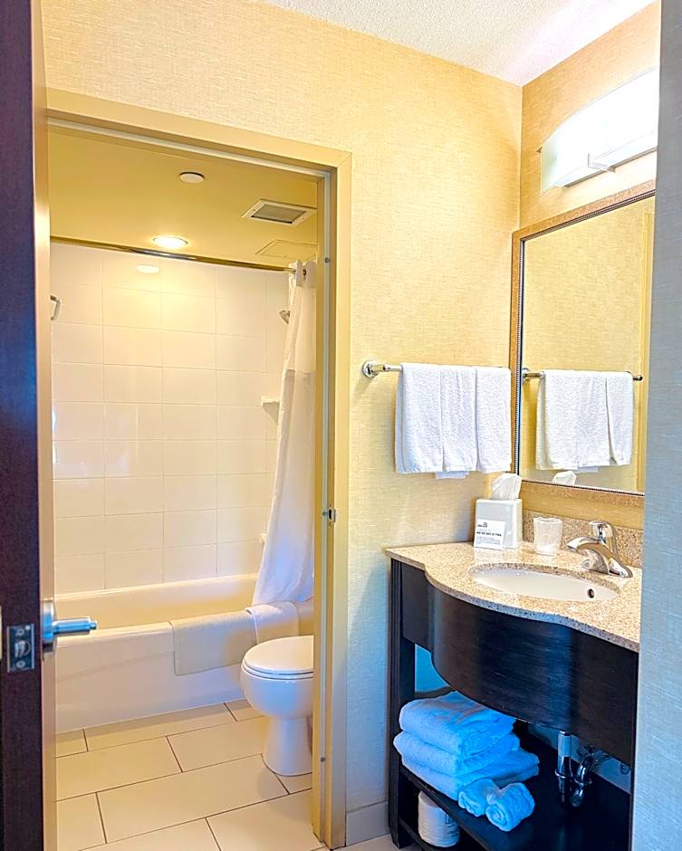 Holiday Inn Express & Suites Riverport Richmond By IHG