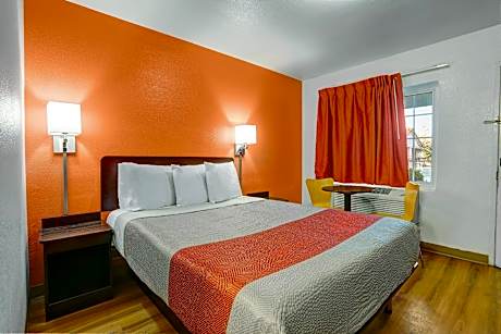 1 Queen Bed | Smoking, Micfridge